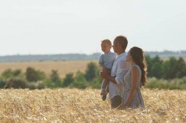Aile mutluluğu, bir buğday alanda yürüyüş