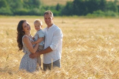 Ebeveyn mutluluk, çocuk ile açık yürüyüş