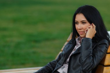 parkta genç esmer güzel