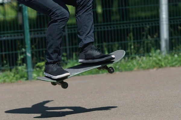 Junge Skater im Park — Stockfoto