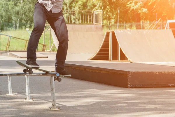 公園で少年スケーター — ストック写真