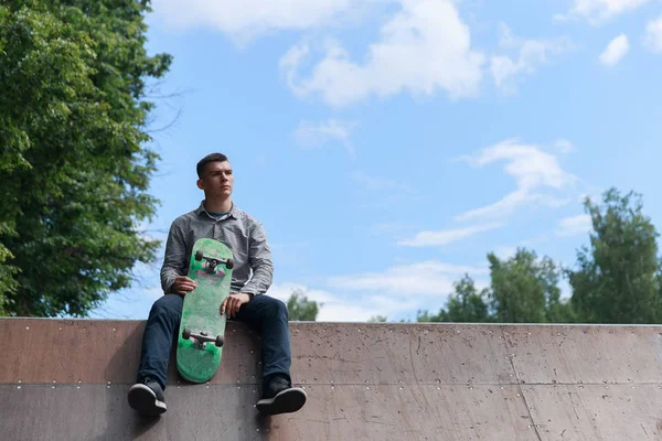 Parkta genç çocuk patenci