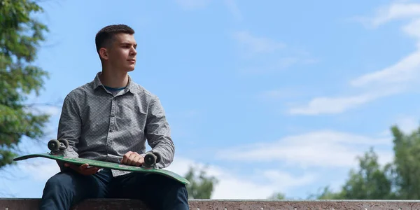 Young boy skater in the park — Stock Photo, Image