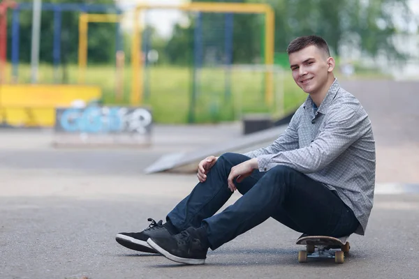 Young boy skater in the park — Stock Photo, Image