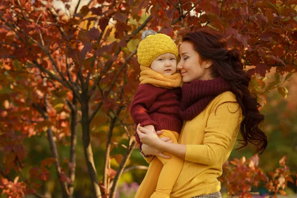 Aile güneşli sonbahar Park