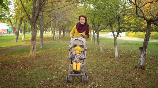 Famiglia nel soleggiato parco autunnale — Foto Stock