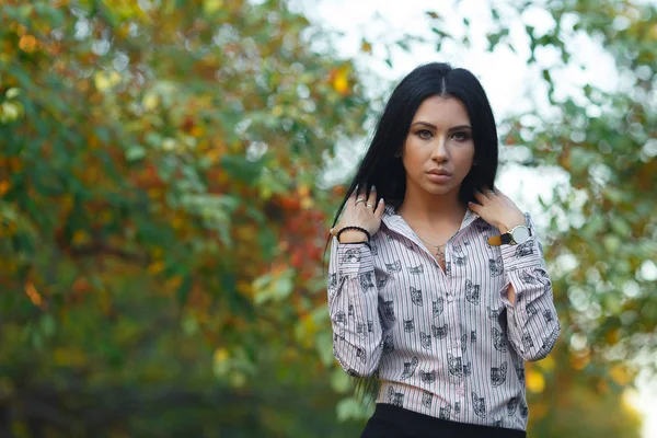 parkta genç esmer güzel