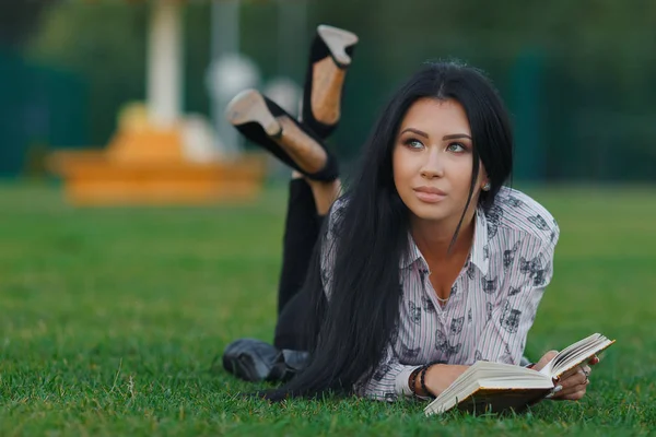 parkta genç esmer güzel