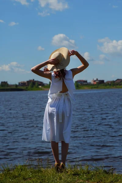 Ženská osoba v bílých šatech a klobouk na riverside — Stock fotografie