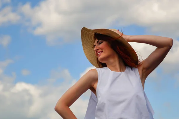 Женщина в белом платье голубое небо на заднем плане — стоковое фото