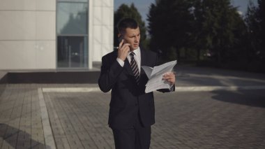 İş adamları ofis binası yakınındaki çalışırken