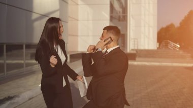 İş adamları ofis binası yakınındaki çalışırken