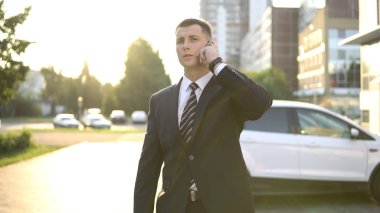 İş adamları ofis binası yakınındaki çalışırken