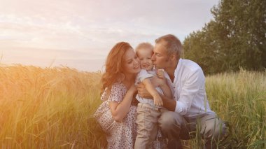 Aile anne oğlu ile oynarken çayır üzerinde yürüme