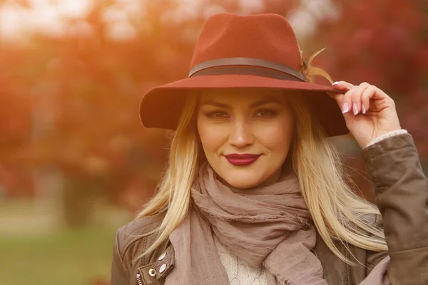 Schöne blonde Mädchen zu Fuß in den Park — Stockfoto