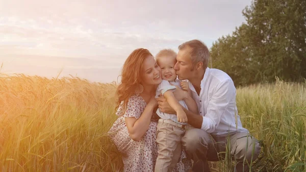 Aile anne oğlu ile oynarken çayır üzerinde yürüme