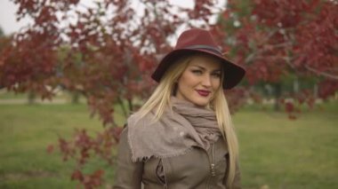 güzel sarışın kız parkta yürüyüş