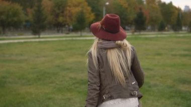 güzel sarışın kız parkta yürüyüş