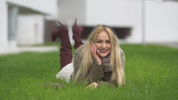 Hermosa chica rubia caminando en el parque — Vídeos de Stock