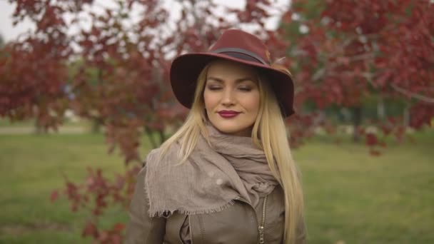 Schöne blonde Mädchen zu Fuß in den Park — Stockvideo