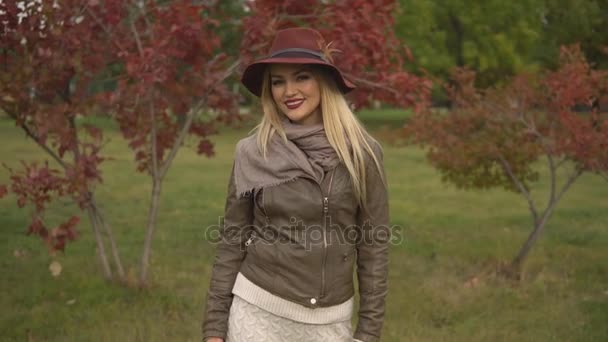 Vacker blond flicka promenader i parken — Stockvideo