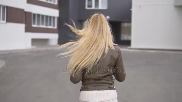 Όμορφη ξανθιά κοπέλα περπάτημα στο πάρκο — Αρχείο Βίντεο