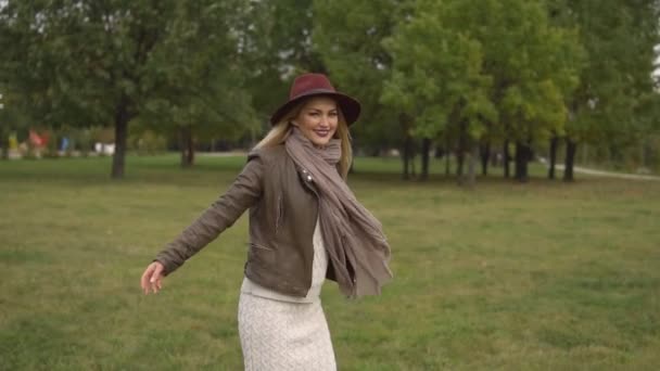 Vacker blond flicka promenader i parken — Stockvideo