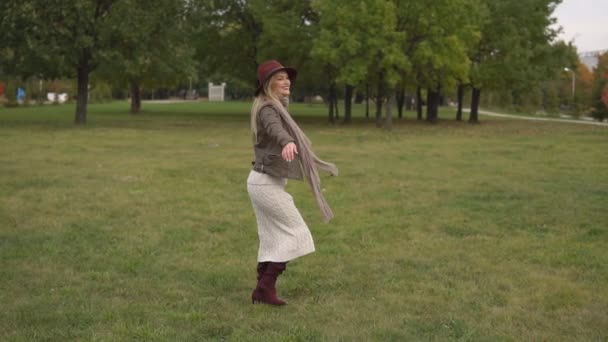 Linda menina loira andando no parque — Vídeo de Stock