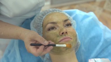 Doktor - güzellik uzmanı alımı tutar.