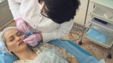 Doktor - güzellik uzmanı alımı tutar.