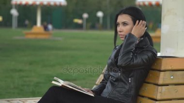 parkta genç esmer güzel