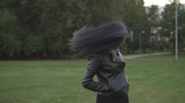 genç güzel kız yürüyüş ve güneşli yaz park arka plan üzerinde etrafında döner