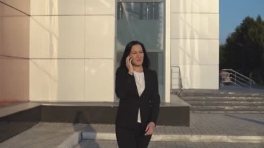 İş adamları ofis binası yakınındaki çalışırken