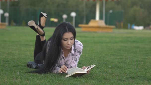 在公园的美丽年轻黑发 — 图库视频影像