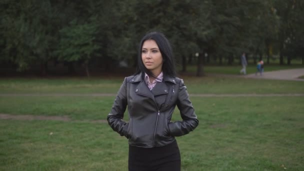Mooie jonge brunette in het park — Stockvideo