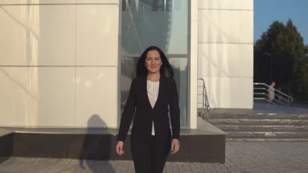 Young businesswoman walks down the street — Stock Video