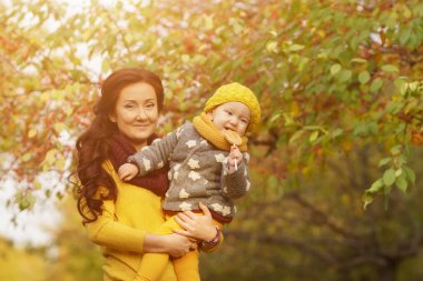 Aile güneşli sonbahar Park