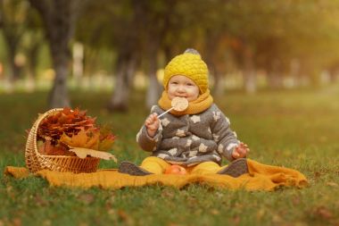 Aile güneşli sonbahar Park