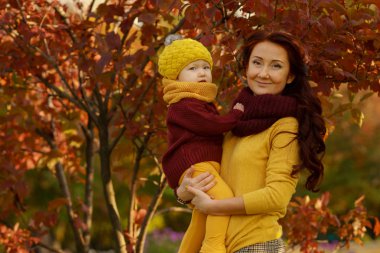 Aile güneşli sonbahar Park