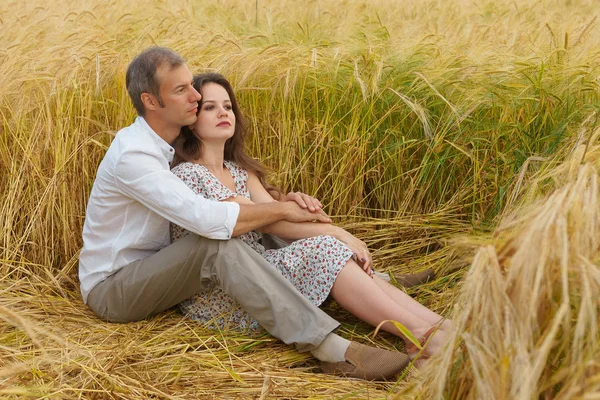 Muž drží žena na poli pšenice, lásky pár — Stock fotografie