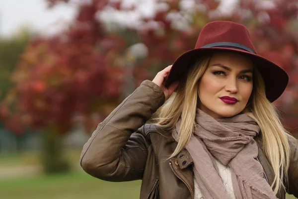 Schöne blonde Mädchen zu Fuß in den Park — Stockfoto