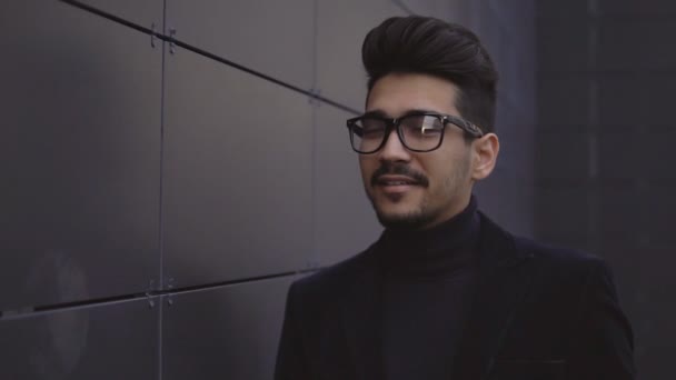 Jovem homem de negócios caucasiano em terno preto — Vídeo de Stock
