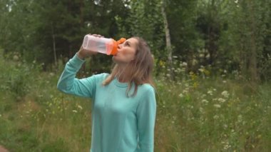 Genç kadın ile köpek ormanda yürüyor