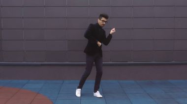 Mutlu dansçı erkek takım elbise funky street Freestyle şehirde dans giymek