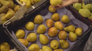 Armut meyve sebze süpermarket, seçtiğiniz bir kızın eller