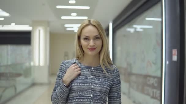Stijlvolle meisje in jurk wandelingen met in grote shopping center — Stockvideo