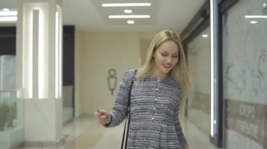 elbiseli çekici şık kız ile büyük alışveriş merkezinde yürüyen