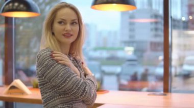 Oturma ve kafede ısıtmalı şık kız