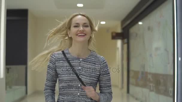 Menina sorridente elegante corre para uma venda no centro comercial — Vídeo de Stock