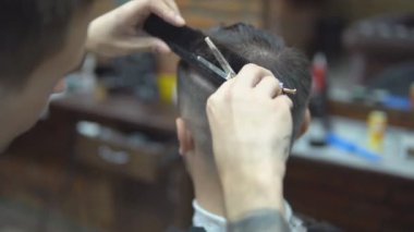 Berber Dükkanı genç yakışıklı adam